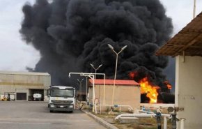 إصابة خزانات وقود في مطار معيتيقة واندلاع حرائق +صور
