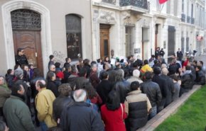 ‫فرنسا تغرم مغاربة تظاهروا أمام سفارة بلادهم‬ في باريس