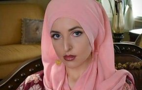 بعد اسلامها.. شاهد ماذا قالت مغنية أمريكية لرجل دين ايراني حول حجابها