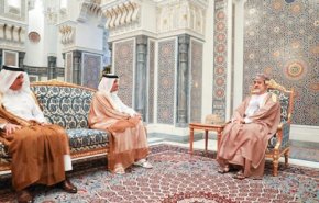 وزير خارجية قطر يسلم أمير الكويت رسالة بعد لقائه سلطان عمان