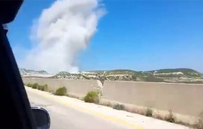 شاهد بالفيديو.. انفجار قرب احد جسور طريق M4 الدولي 