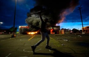 استدعاء الحرس الوطني بسبب استمرار الاحتجاجات العنيفة في منيابوليس الأمريكية 
