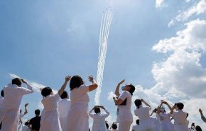 طائرات يابانية تحلق فوق السماء تحية لطواقم الطبية