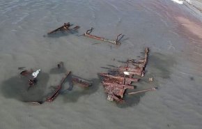 عاصفة رملية تكشف عن حطام سفينة عمرها 120 سنة