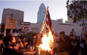 بالفيديو.. متظاهرون أمريكيون يحرقون علم بلادهم!