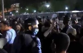 پرتاب گاز اشک‌آور در تجمع اعتراضی مقابل کاخ سفید
