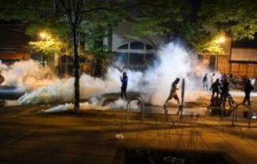 فیلم| پلیس با گلوله های حاوی فلفل به معترضان در واشنگتن حمله کرد