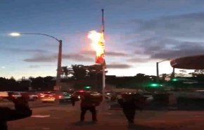 شاهد: محتجون يحرقون العلم الأمريكي في كاليفورنيا