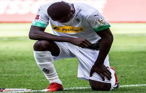 شاهد..اللاعب تورام يحتج على طريقته ضد قتل فلويد