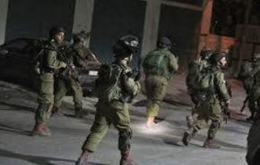 الاحتلال يشن حملة اعتقالات ومداهمات في الضفة الغربية + فيديو