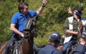 تنش در خیابان‌های برزیل؛ رئیس‌جمهور بدون ماسک و سوار بر اسب در جمع هواداران 