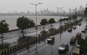شوارع مومباي مهجورة استعدادا لإعصار قوي ونادر تزامنا مع كورونا