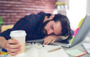 لماذا يشعر البعض بالتعب بعد شرب القهوة؟