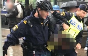 استفاده پلیس استکهلم از اسپری فلفل برای متفرق‌کردن معترضان ضدنژادپرستی + فیلم