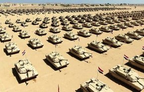 شاهد .. دبابات مصرية تتجه نحو الحدود الليبية