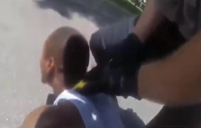 شاهد ضابط أمريكي يصعق رجلا أسود والأخير يستغيث