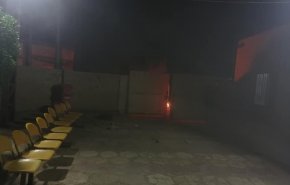 العراق.. محتجون يحرقون باب مختبر يحوي جهاز فحص كورونا (فيديو)