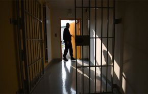 سجينان يهربان من سجنهما ويعدان بالعودة اليه بعد حل مشاكلهما