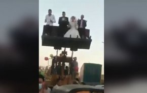 شاهد.. زفة باللودر في مصر