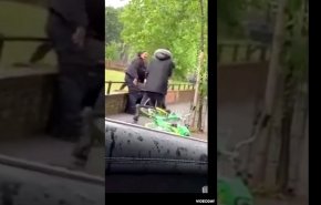 بالفيديو..  شبان يضربون ضابط شرطة بريطاني 