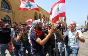 لبنان.. المحلات التجارية تقفل أبوابها إثر أنباء عن انهيار الليرة 