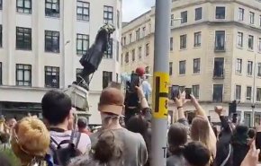 امريكا : متظاهرون يسقطون تمثالا آخر في ولاية فرجينيا