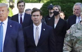 جنجال‌ها درباره عکس یادگاری ترامپ؛ عالی‌ترین مقام ارتش آمریکا در فکر استعفا