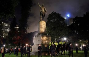 أستراليا.. الشرطة تعتقل امرأتين شوهتا تمثالا تاريخيا
