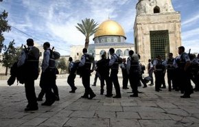 مستوطنون يقتحمون ساحات المسجد الأقصى بالقدس المحتلة
