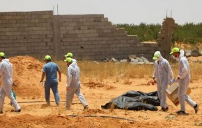 شاهد.. حكومة الوفاق تكتشف 11 مقبرة جماعية في ترهونة 