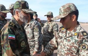 قائد الجيش الايراني يتفقد موقعا للدفاع الجوي بطهران