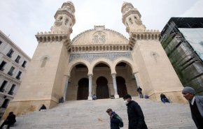 جدل في الجزائر بسبب عدم إعادة فتح المساجد
