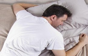 تقرير جديد يحذر من وضعية النوم على المعدة