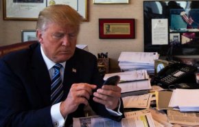فیلم| موبایل بازی ترامپ در جلسه مقابله با کرونا 