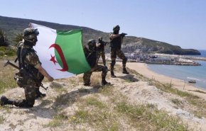 الجزائر... الجيش يجري مناورات عسكرية بالذخيرة الحية 