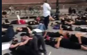 معترضان مقابل اداره پلیس آتلانتا روی زمین دراز کشیدند