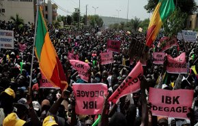 وسط احتجاجات ضخمة في مالي.. الأمم المتحدة تدعو للهدوء