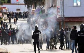 درگیری معترضان و نیروهای امنیتی در جنوب تونس + فیلم
