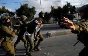 اعتقال 15 فلسطينيا وإصابة اخر على يد قوات الإحتلال