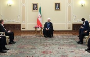 الرئيس روحاني يؤكد على توطيد العلاقات مع المجر وباكستان