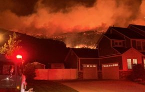  در پی آتش‌سوزی گسترده در ایالت یوتا ده‌ها خانه تخلیه شدند + فیلم
