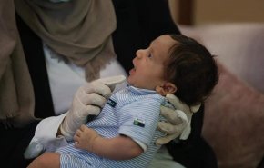 صور مؤثرة لرضيع فلسطيني مصاب بكورونا 