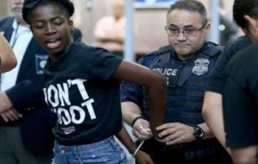شاهد..حادثة عنصرية جديدة بمطار ميامي وضحيتها امرأة