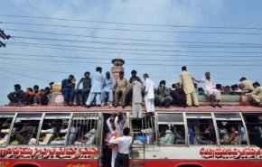 مصرع 15 شخصا باصطدام قطار وحافلة حجاج في باكستان
