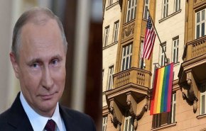رفع علم المثلية على سفارة واشنطن يثير سخرية بوتين
