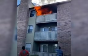 فيديو مؤلم جدا.. أم ترمي أبناءها من الشرفة لإنقاذهم من حريق وهذا مصيرها