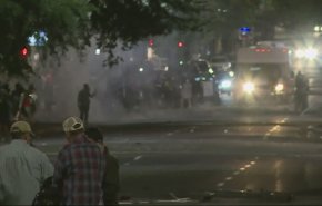  معترضان آمریکایی مقر پلیس شهر پورتلند را به آتش کشیدند + فیلم
