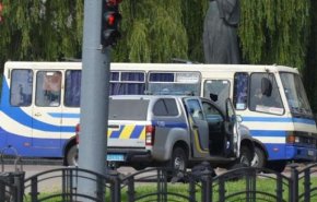 رجل يختطف حافلة ورهائن في اوكرانيا! + فيديو
