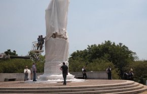 السلطات الامريكية تزيل تمثال كولومبوس على خلفية الاحتجاجات