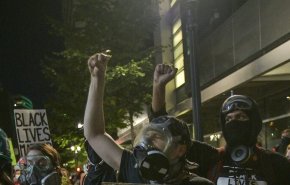 محتجون في بورتلاند الأمريكية يهاجمون مركزا للشرطة